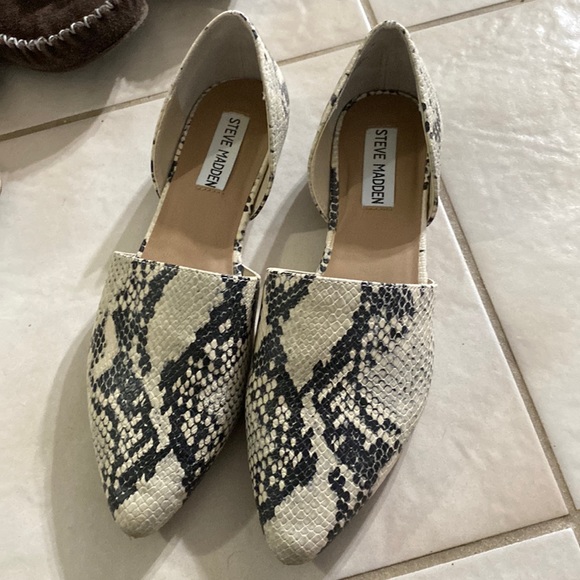 Steve Madden Shoes - Steve Madden 8M Women’s Flats with a tiny heel worn twice